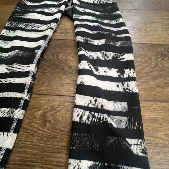 Lululemon Wunder Under Crop II Sz 6 Shady Palms White Black Striped Banana - Picture 4 of 11